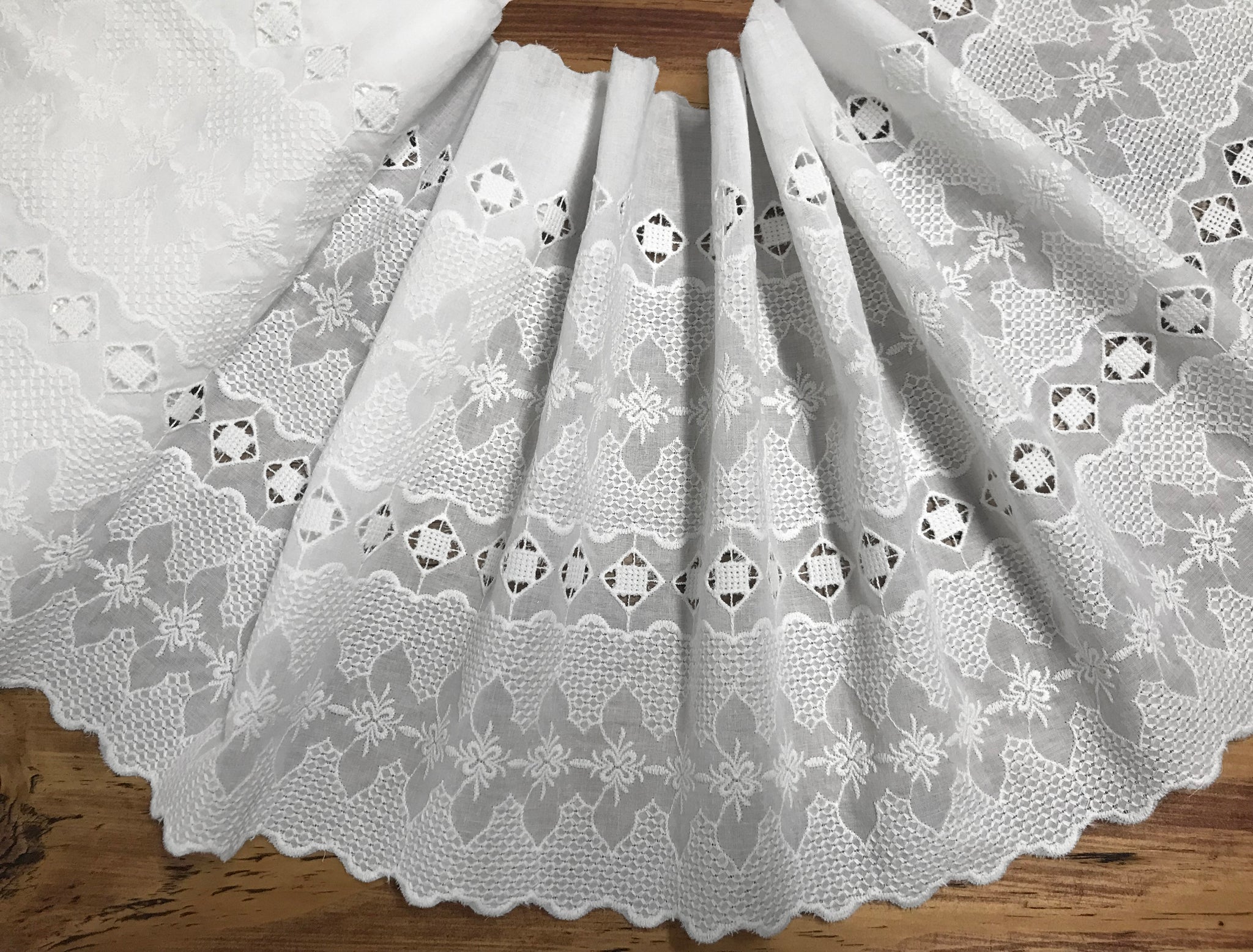 Broderie Anglaise cotton eyelet lace trim, 32 cm Wide.– WIKILACES